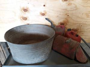 lot 684 image: Galvanized Washtub, Sibring Tank and Gas Cans