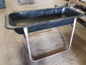 lot 694 image: Plastic Tub on Stand - Make a good tall garden