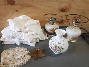 lot 709 image: Lamps, Dish Towels and More
