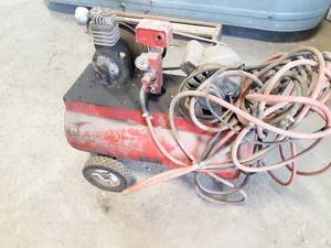 lot 717 image: Air Compressor (Powers On and Pumps)