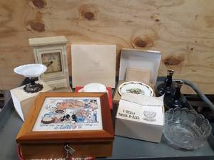 lot 725 image: AVON & Home Dcor Lot