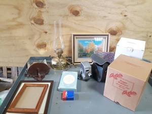 lot 726 image: Keystone Capri 8mm Camera and Home Dcor