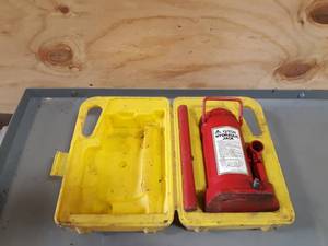lot 728 image: 12-Ton Hydraulic Bottle Jack in Case