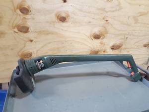 lot 742 image: Black and Decker 10 Electric Weed Trimmer - Tested and Works