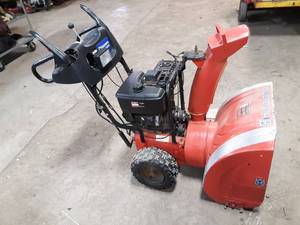 lot 658 image: Husqvarna Snow Blower - 8024STE - 8hp - 24 - Needs Work