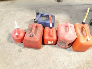 lot 678 image: Lot of 6 Assorted Plastic Fuel Cans - From 1 to 5 Gallon