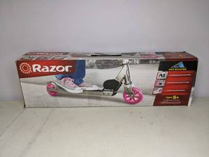 lot 21 image: Razor A Kick Scooter