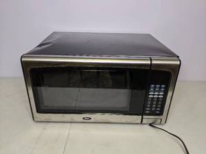 lot 86 image: Oster Microwave Oven