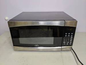 lot 109 image: Oster Microwave Oven