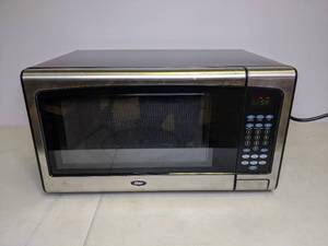 lot 135 image: Oster Microwave Oven