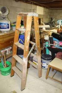 lot 20 image: Wood Step Ladder 5