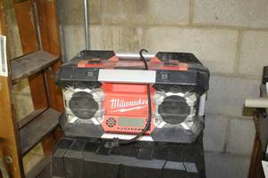lot 19 image: Milwaukee Jobsite Radio 2790-20