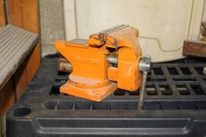 lot 26 image: Pony Bench Vise 4-12 24545