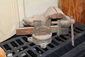 lot 27 image: Craftsman Bench Vise 4 5216