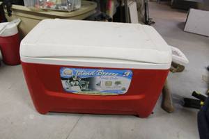 lot 109 image: Igloo Island Breeze Family Cooler 48-qt.