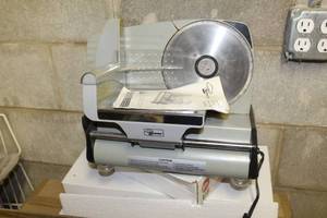 lot 187 image: Saveureux Deli Meat Slicer FS04, Owners Manual