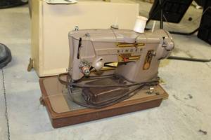 lot 218 image: Singer Sewing Machine with Pedal Control