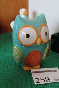 lot 258 image: Owl Cookie Jar