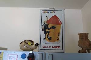 lot 255 image: Wile E. Coyote Cookie Jar and Coffee Mug