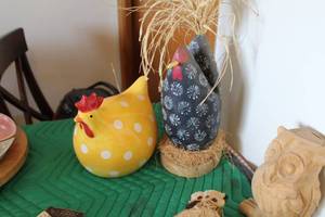 lot 284 image: Lot of (2) Rooster Table Dcor