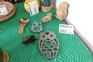 lot 282 image: Lot of (7) Owl Home Dcor - Metal Trivet, Ceramic Server, Candleholder, Vase
