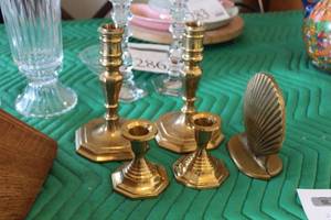 lot 287 image: Lot of (6) Brass Dcor - Tall Candleholders (x2), Short Candlesticks (x2), Book Ends (x2)