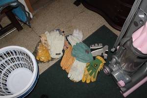 lot 325 image: Lot of Work Gloves