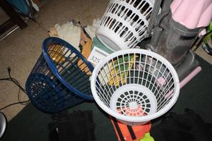 lot 327 image: Lot of (4) Plastic Laundry Baskets