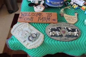 lot 323 image: Lot of (4) Farm Wall Dcor - Welcome To Our Farm, Welcome Tractor, Cow Love Lives Here, Dont Count Your Chickens Before Theyre Hatched