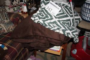 lot 342 image: Lot of (2) Fuzzy Blankets - Twin Size (x1), King Size (x1)