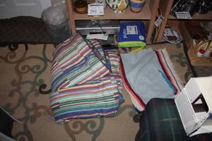 lot 344 image: Lot of (2) Blankets - Queen Size Comforter (x1), Full Size Throw (x1)