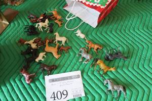 lot 409 image: Horse Table Dcor - Metal (x5), Plastic (Approximately x24)