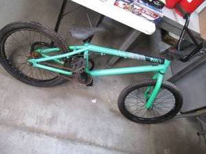 lot 58 image: Haro Bikes 200.1 mensboys 20.5 bi...