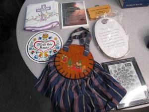 lot 75 image: Home dcor lot with some religious...
