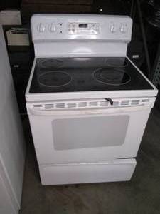 lot 84 image: White Hotpoint Electric oven with s...