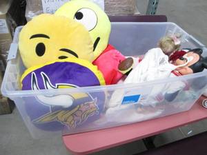 lot 86 image: Lot of toys. Mainly real look style...