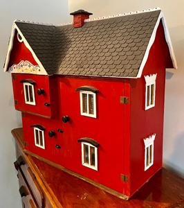 lot 2 image: Fun Doll House with many Accessories