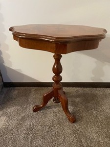 lot 10 image: Small Decorative Table