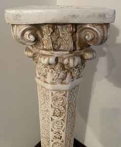 lot 9 image: Decorative Pedestal