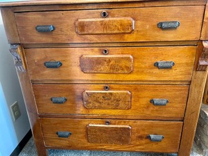 lot 1 image: Amazing Vintage 4 Drawer Dresser
