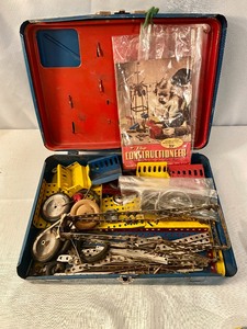 lot 136 image: The Constructioneer Metal Building Set- Vintage 1940s- Set No. 8