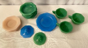 lot 137 image: 1940s Akro Agate Childrens Tea Set - Pink, Green & Blue