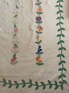 lot 178 image: Large Floral Quilt