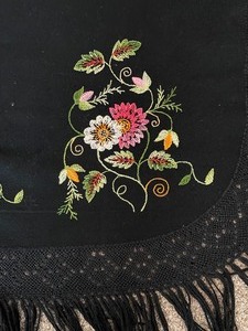 lot 179 image: Fabulous Vintage Shawl