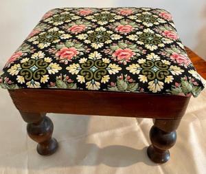 lot 199 image: Childrens Chair and Matching Footstool