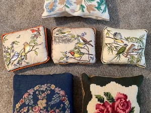 lot 200 image: Lot of Decorative Pillows