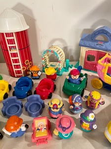 lot 227 image: Fisher Price Barn, Silo, and many Accessories