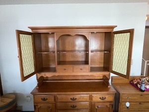lot 247 image: Vintage China Display CabinetHutch