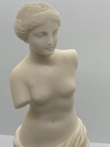 lot 70 image: Two Vintage Figurines