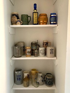 lot 76 image: Mugs and Steins